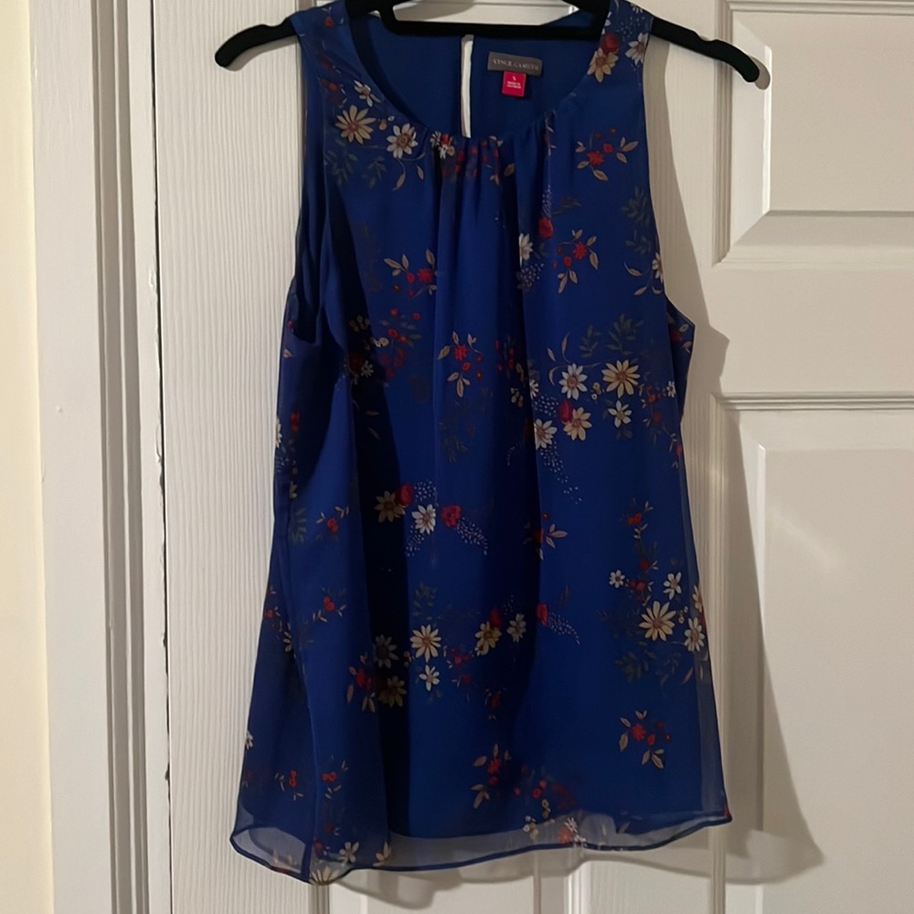 Vince Camuto round neck flower blouse